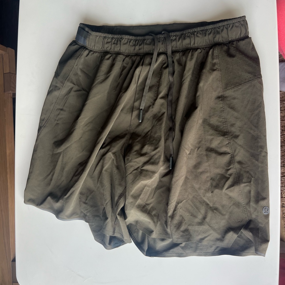 lululemon athletica Men's Olive Green Athletic Shorts 5 inch Inseam Medium Lined